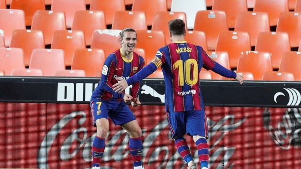 El Barça gana al Valencia con goles de Messi y Griezmann y mantiene la batalla por la Liga