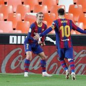 El jugador del FC Barcelona, Leo Messi felicita a su compañero Griezmann tras marcar el segundo gol al Valencia CF