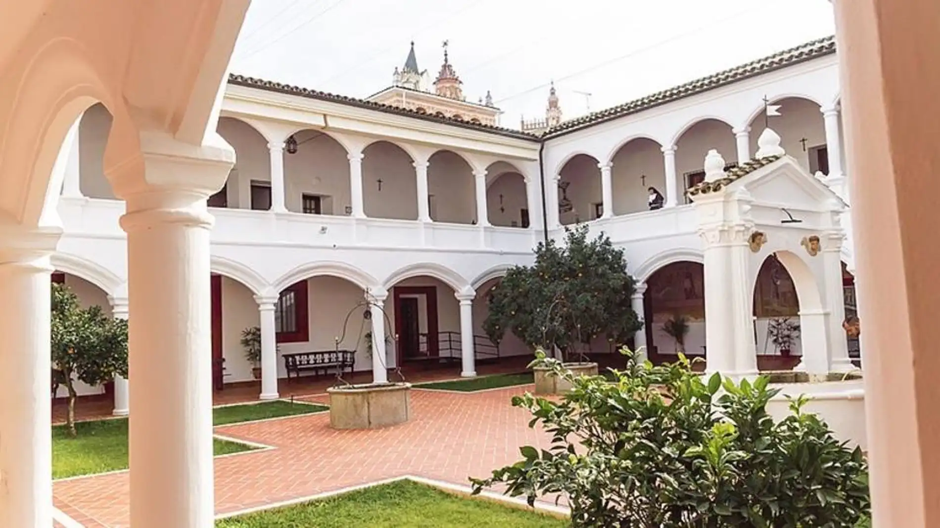 Una docena de hermandades y cofradías de Badajoz rechazan el derribo del tejadillo del convento de las Clarisas