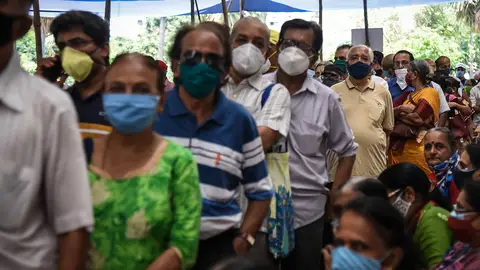 Personas en una cola en la India Personas en una cola en la India