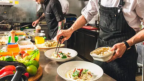 La hostelería pide ayudas para capear la crisis del COVID. La hostelería pide ayudas para capear la crisis del COVID.