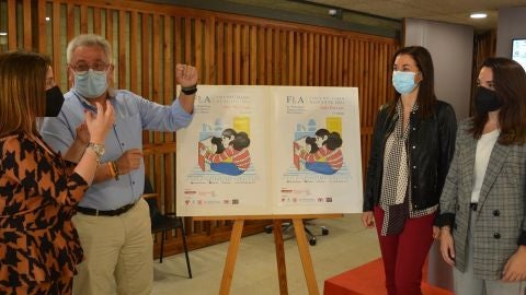 El concejal de Cultura, Antonio Manresa, con Macarena Regueira, Macarena Fuentes y Elena Gómez El concejal de Cultura, Antonio Manresa, con Macarena Regueira, Macarena Fuentes y Elena Gómez