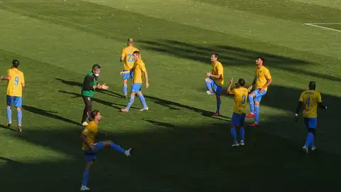 El Orihuela CF goleó al Hospitalet (5-2) y mantiene vivas las esperanzas de salvar la categoría de Segunda B orihuela fc