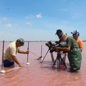 El documental describe el proceso de realización de la artesanía salinera de Torrevieja, una actividad de gran arraigo y tradición entre los trabajadores de las salinas, en riesgo de desaparición El documental describe el proceso de realización de la artesanía salinera de Torrevieja, una actividad de gran arraigo y tradición entre los trabajadores de las salinas, en riesgo de desaparición