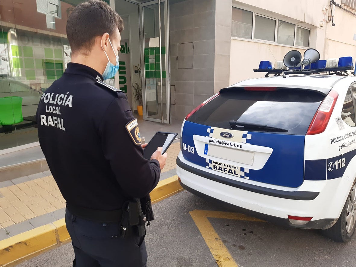 Los dispositivos servirán para agilizar y aportar información inmediata sobre los datos de titularidad de los vehículos o el estado de la ITV Los dispositivos servirán para agilizar y aportar información inmediata sobre los datos de titularidad de los vehículos o el estado de la ITV