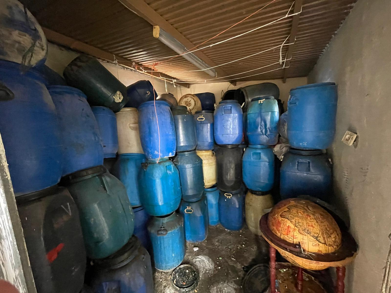 La Guardia Civil detiene a 10 personas por robar aceite de los contenedores de reciclaje. Dos de ellos en La Vila Joiosa La Guardia Civil detiene a 10 personas por robar aceite de los contenedores de reciclaje. Dos de ellos en La Vila Joiosa