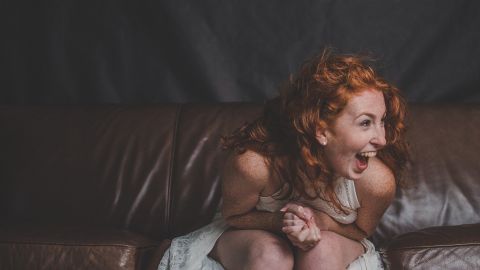 Una mujer se r&iacute;e 