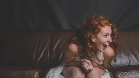 Una mujer se ríe Una mujer se ríe