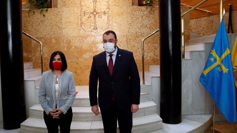 Carolina Darias y Adri&aacute;n Barb&oacute;n, en la sede de Presidencia, esta ma&ntilde;ana.