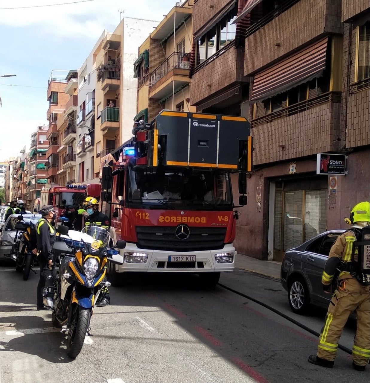 Una herida por inhalación de humo en el incendio de su vivienda en Alicante Una herida por inhalación de humo en el incendio de su vivienda en Alicante