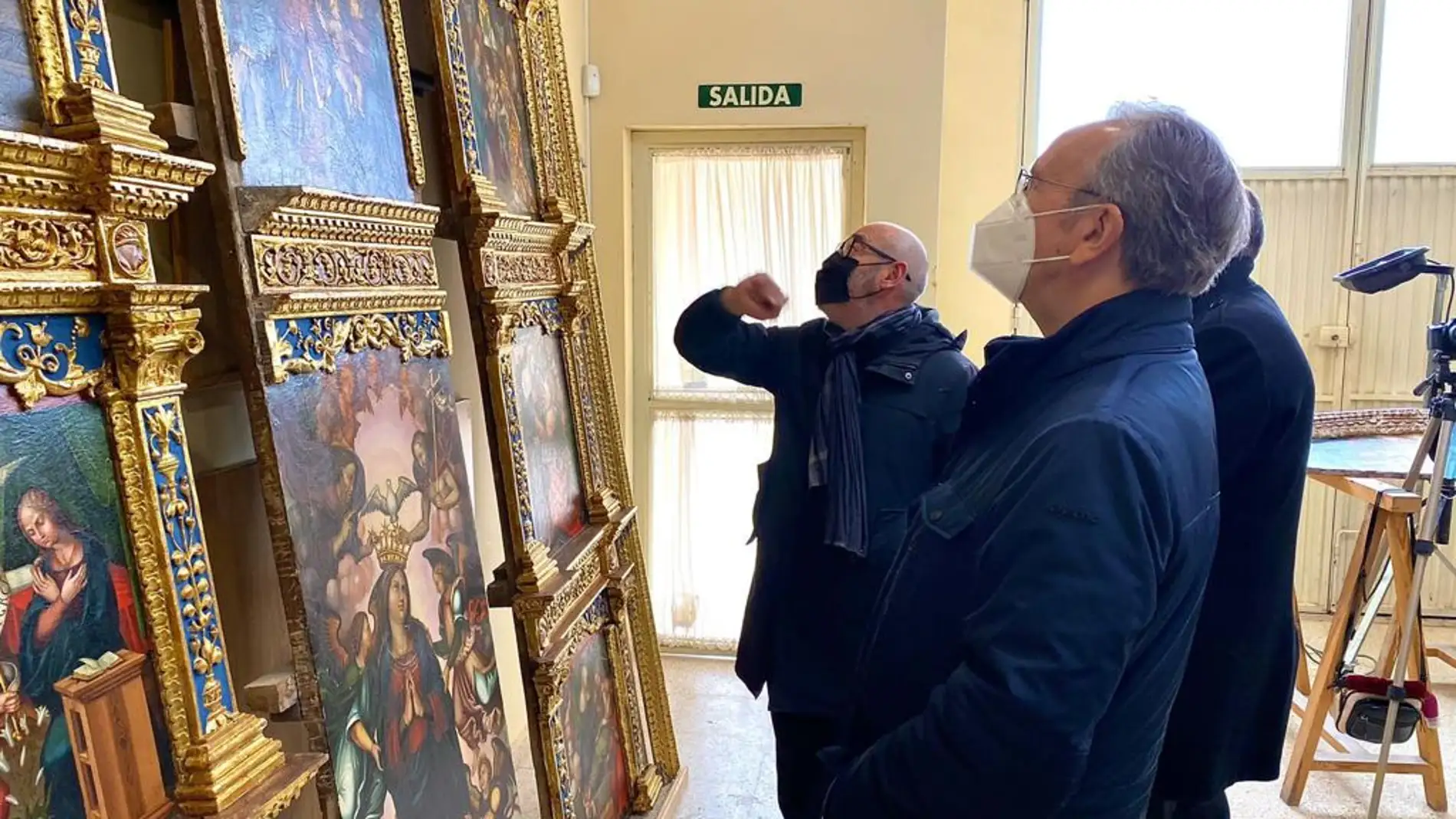 El presidente de Globalcaja, Carlos de la Sierra, durante la visita al taller de restauración para conocer el retablo 