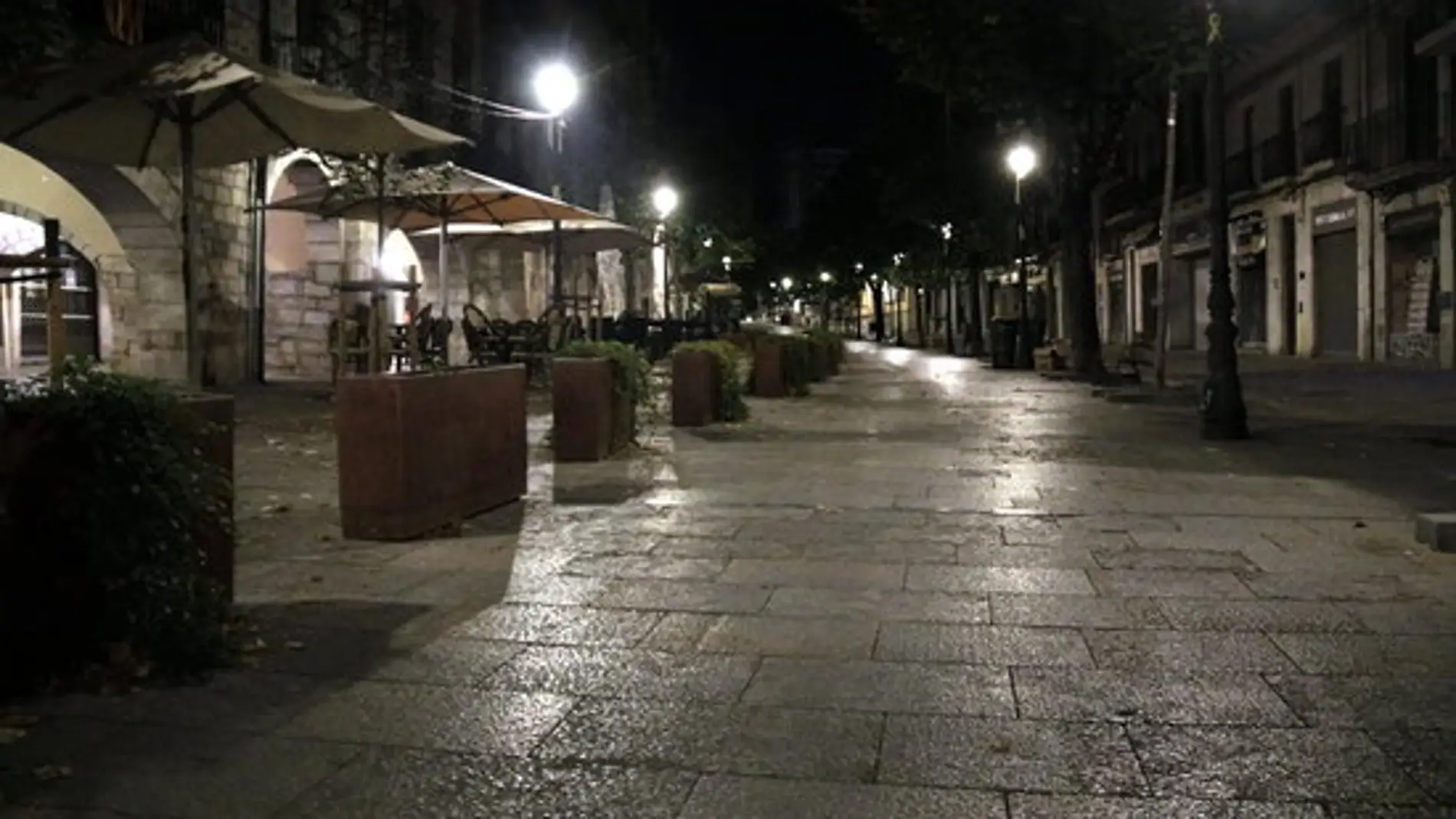La Rambla de Girona, vacía por el toque de queda