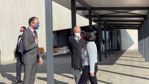 Pablo Fern&aacute;ndez Mu&ntilde;iz, consejero de Sanidad Asturias, recibe a la ministra Carolina Darias