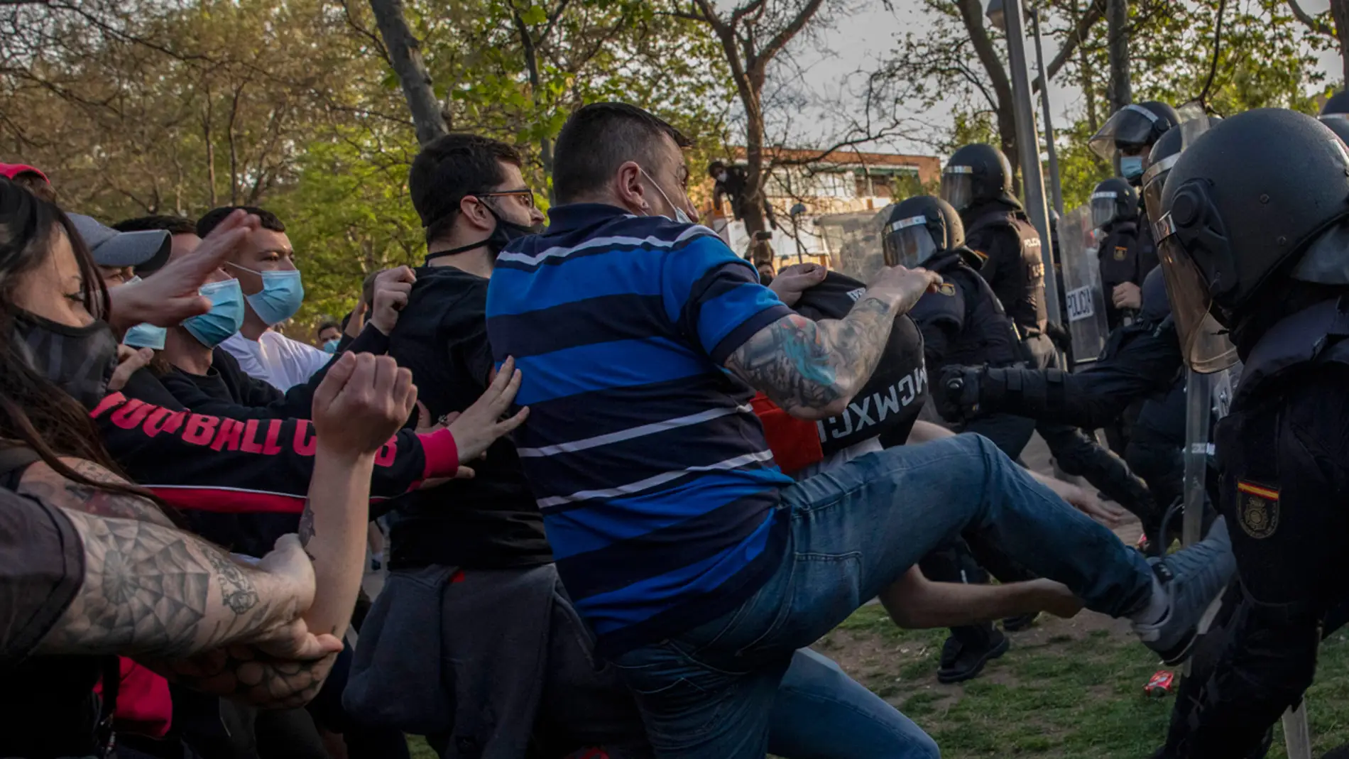 Agresiones a la Policía durante el mitin de Vox en Vallecas