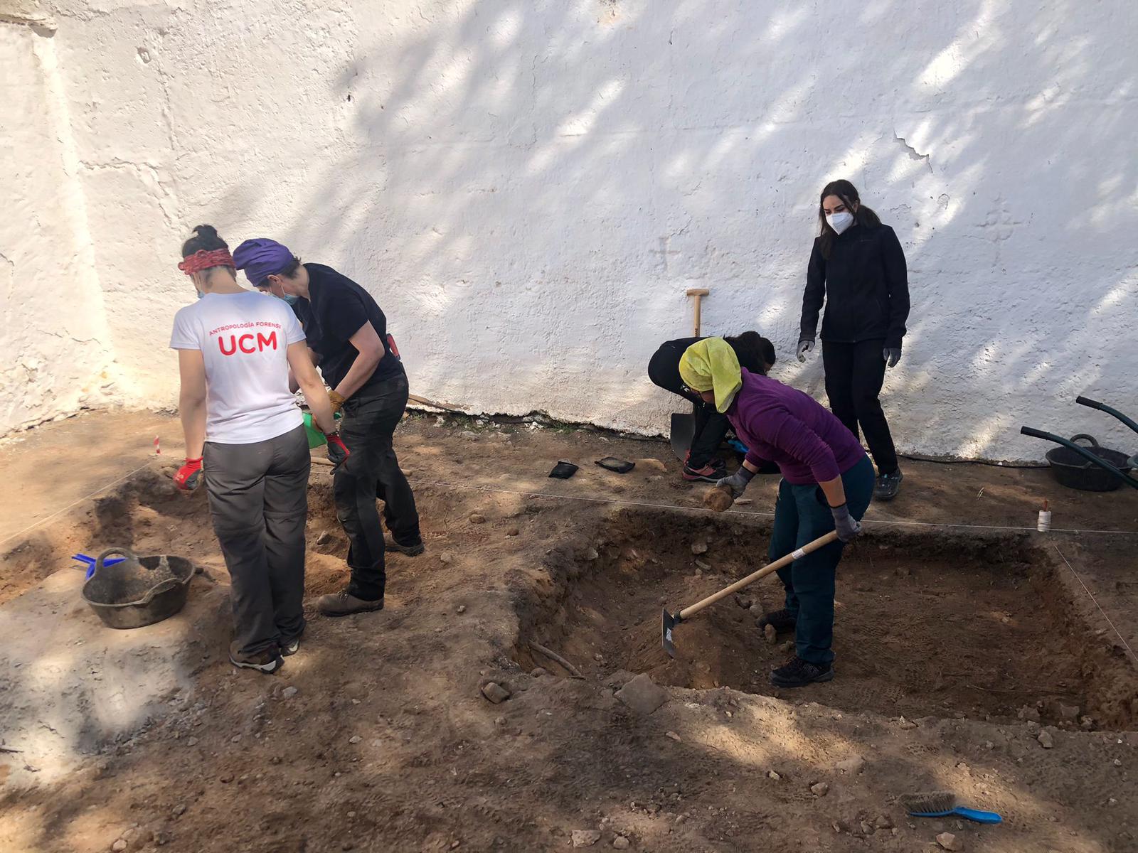 Un mes durarán los trabajos de exhumación de la fosa de Almagro donde hay restos de 26 represaliados del franquismo Un mes durarán los trabajos de exhumación de la fosa de Almagro donde hay restos de 26 represaliados del franquismo