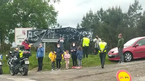 Ordenan retirar una pancarta. Ordenan retirar una pancarta.