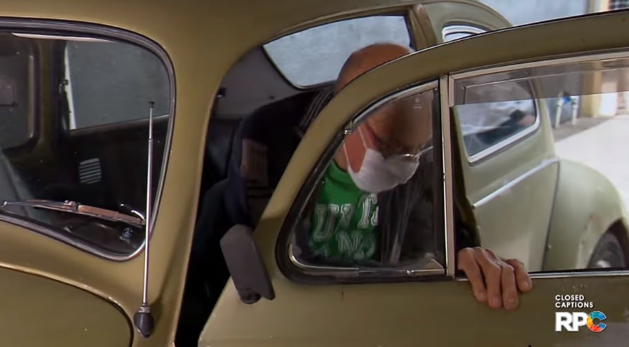 Un profesor obligado a vender su coche por problemas económicos y sus alumnos lo compran para devolvérselo Un profesor obligado a vender su coche por problemas económicos y sus alumnos lo compran para devolvérselo