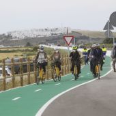 Ciclistas estrenando el carril de Conil a Caños de Meca