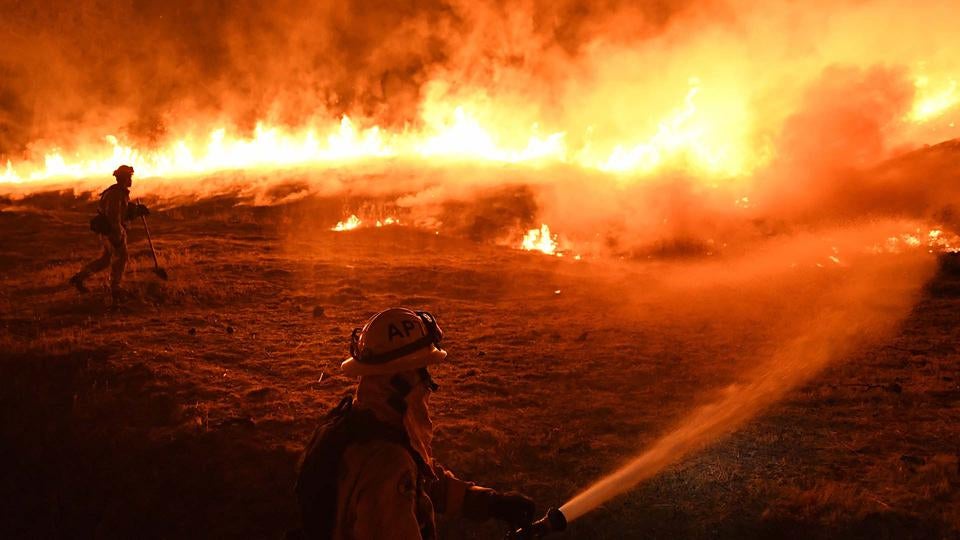 Remiten los fuegos al norte de Atenas, pero resisten en la isla de Eubea que continúa envuelta en llamas y humo Remiten los fuegos al norte de Atenas, pero resisten en la isla de Eubea que continúa envuelta en llamas y humo
