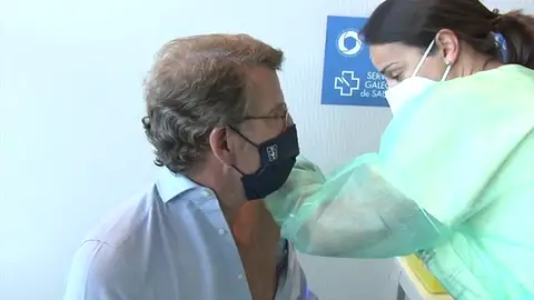 Feijóo recibe la primera dosis de AstraZeneca: "Hay que acudir cuando toque y con la vacuna que toque" Feijóo recibe la primera dosis de AstraZeneca: "Hay que acudir cuando toque y con la vacuna que toque"