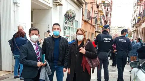Iván Carpi (en el medio) en su visita al local donde se realiza la vacunación masiva en Huesca Iván Carpi (en el medio) en su visita al local donde se realiza la vacunación masiva en Huesca