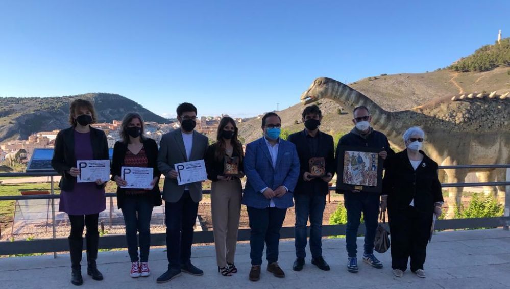  Los galardonados, junto al presidente de la APC, Leo Cortijo
