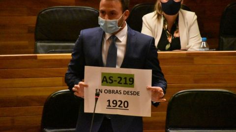 La pancarta llega a sede parlamentaria.