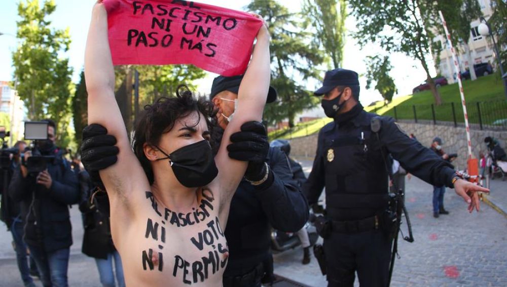 Reducen a activistas de Femen en el colegio donde iba a votar Monasterio