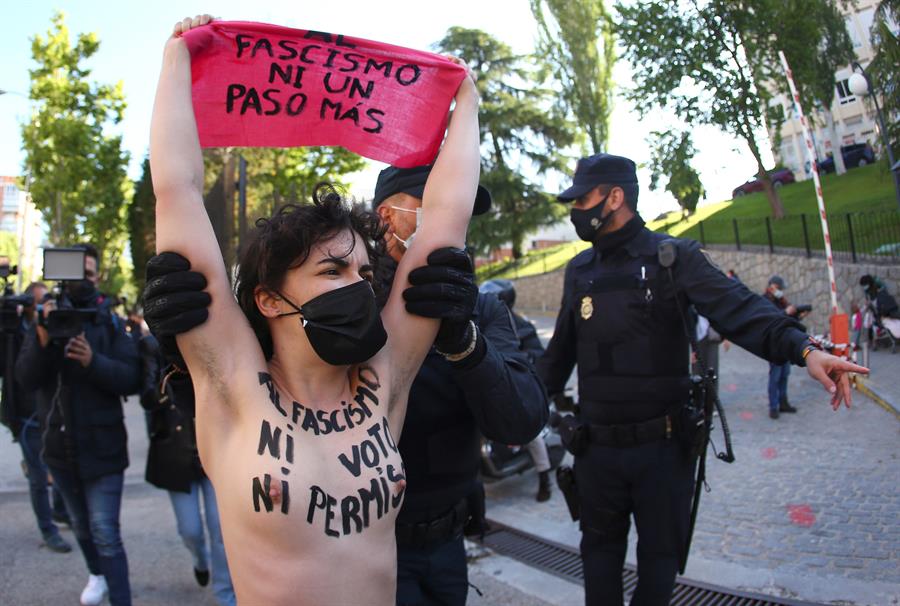 Activistas de Femen irrumpen en el colegio donde vota Rocío Monasterio: "Al fascismo, ni voto ni permiso" Activistas de Femen irrumpen en el colegio donde vota Rocío Monasterio: "Al fascismo, ni voto ni permiso"