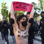 Reducen a activistas de Femen en el colegio donde iba a votar Monasterio