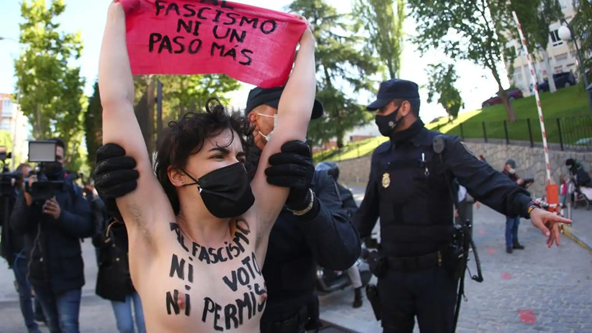 Activistas de Femen irrumpen en el colegio donde vota Rocío Monasterio: "Al  fascismo, ni voto ni permiso" | Onda Cero Radio