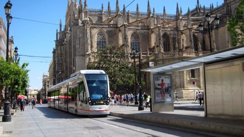 El tranvía llegando a la parada de Avenida de la Constitución