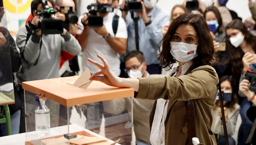Isabel Díaz Ayuso, candidata del PP, en el momento de depositar su voto
