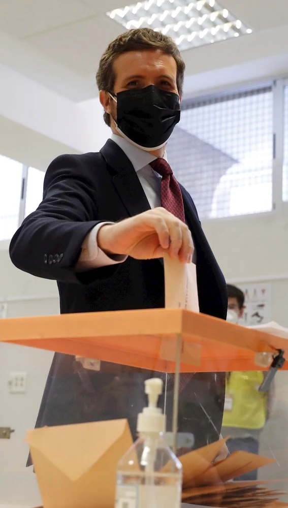El presidente del PP, Pablo Casado, vota para las elecciones autonómicas, este martes en el Colegio Nuestra Señora del Pilar de Madrid