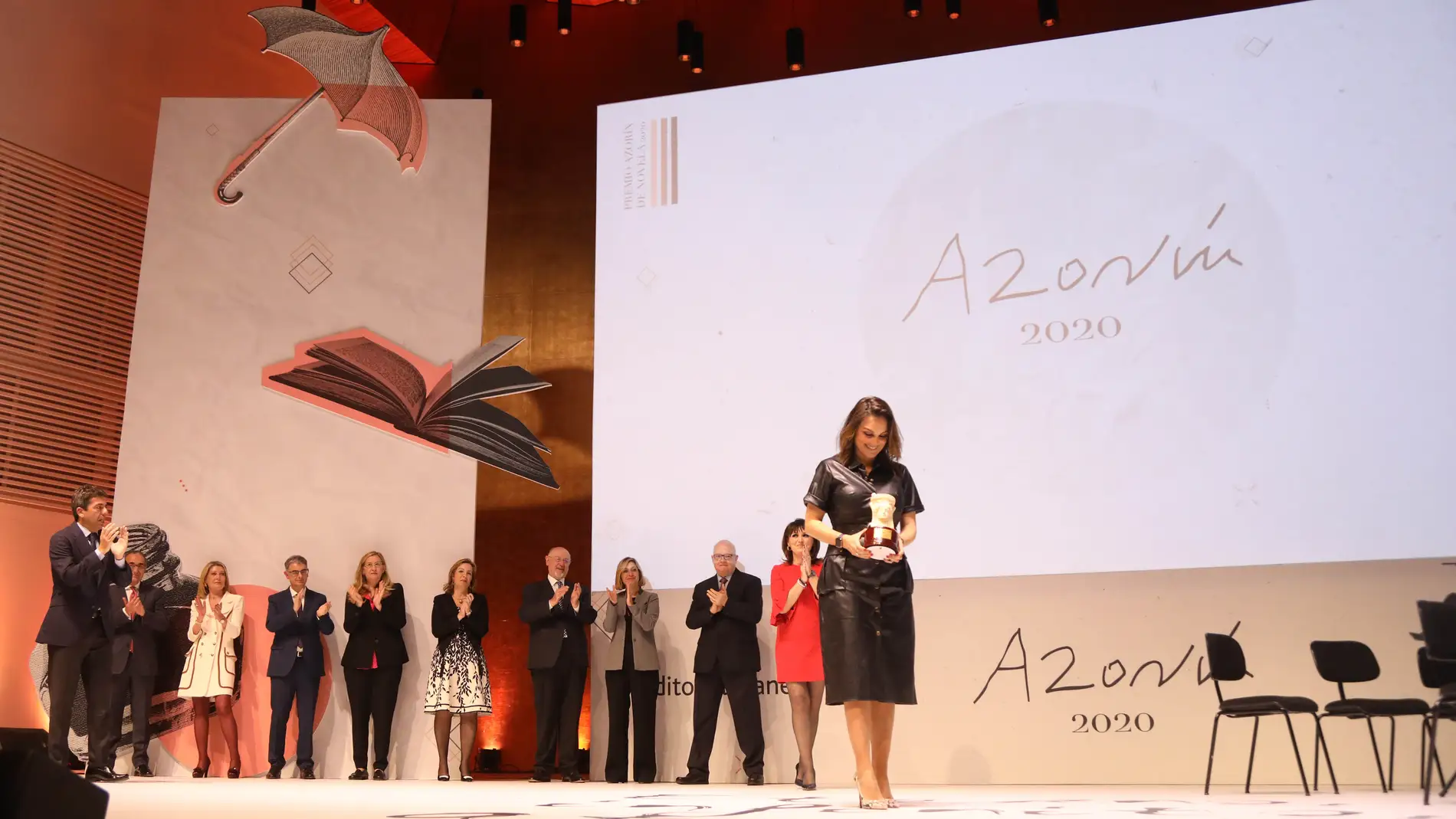 Mónica Carrillo recoge el premio de la edición de 2020