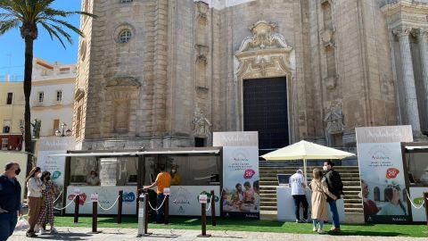 Stand de la Junta de Andalucía en el centro de Cádiz Stand de la Junta de Andalucía en el centro de Cádiz