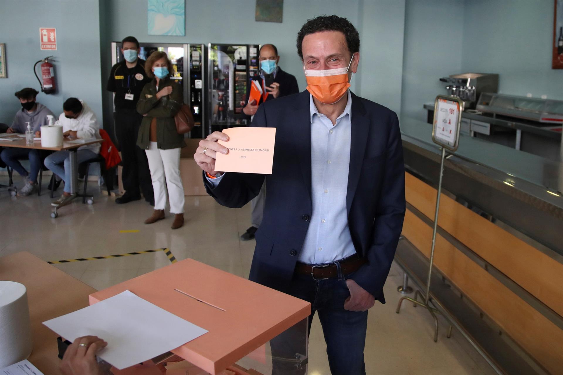 Edmundo Bal vota tranquilo y apelando a la participación Edmundo Bal vota tranquilo y apelando a la participación