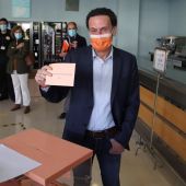 Edmundo Bal, candidato de Ciudadanos, en el momento de ejercer su derecho al voto