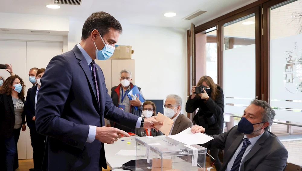  El presidente del Gobierno, Pedro Sánchez vota en las elecciones autonómicas en el Centro Cultural Volturno de Pozuelo de Alarcón