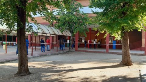 Gente esperando a las puertas de un colegio electoral en Alcal&aacute; de Henares