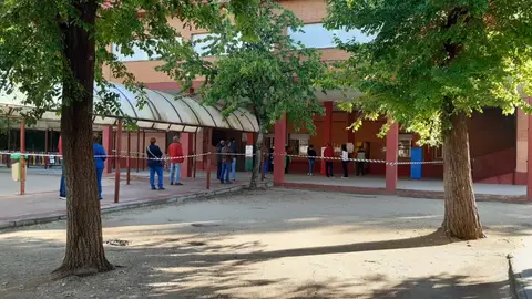 Gente esperando a las puertas de un colegio electoral en Alcalá de Henares Gente esperando a las puertas de un colegio electoral en Alcalá de Henares