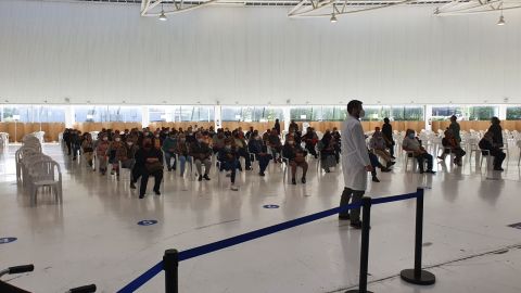 Personas esperando para vacunarse hoy en ExpoCoruña