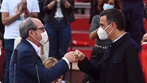 Ángel Gabilondo y Pedro Sánchez, durante el acto de cierre de campaña 