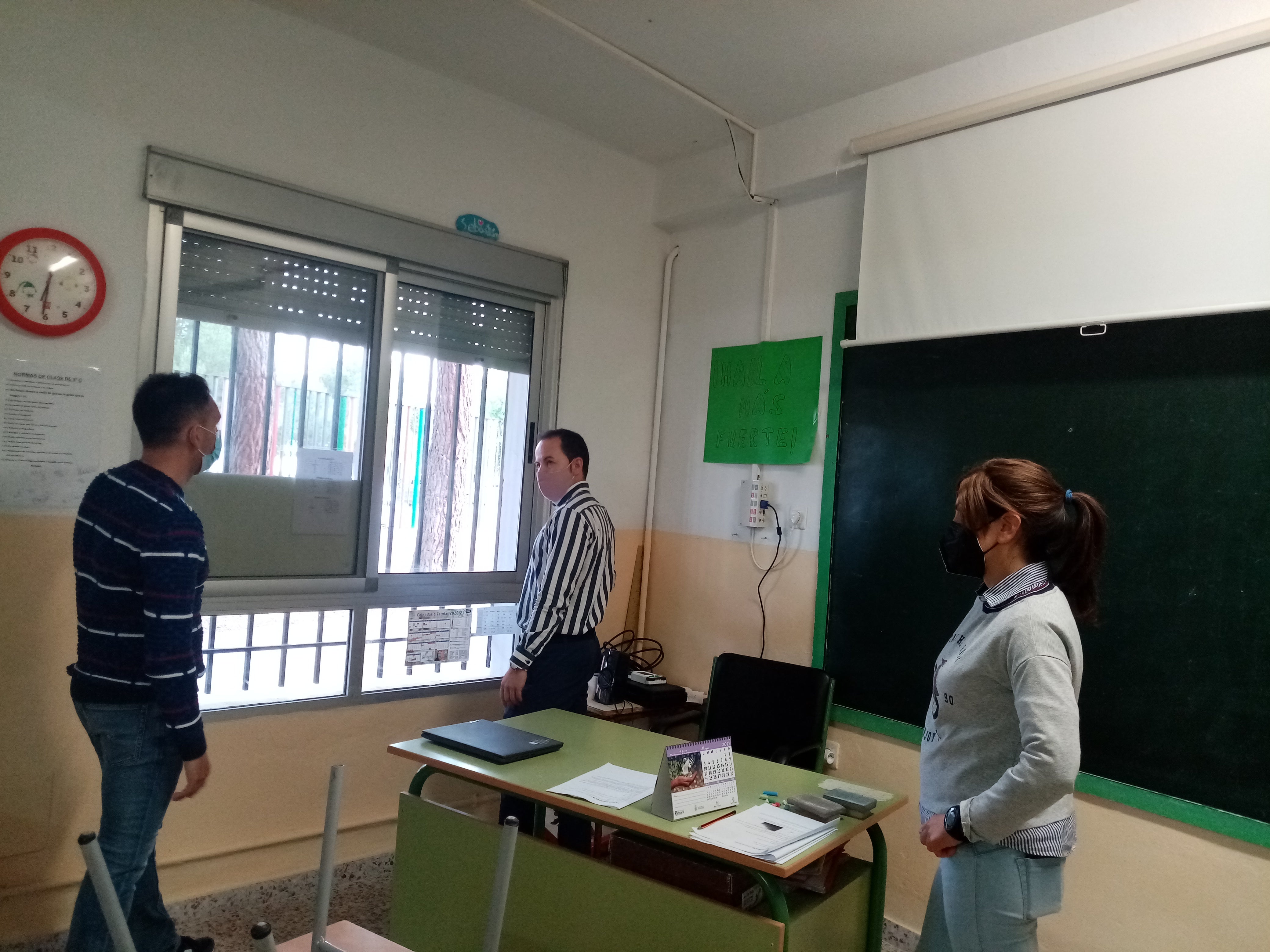 El Ayuntamiento colabora con las AMPAS e instala mosquiteras en los centros escolares El Ayuntamiento colabora con las AMPAS e instala mosquiteras en los centros escolares