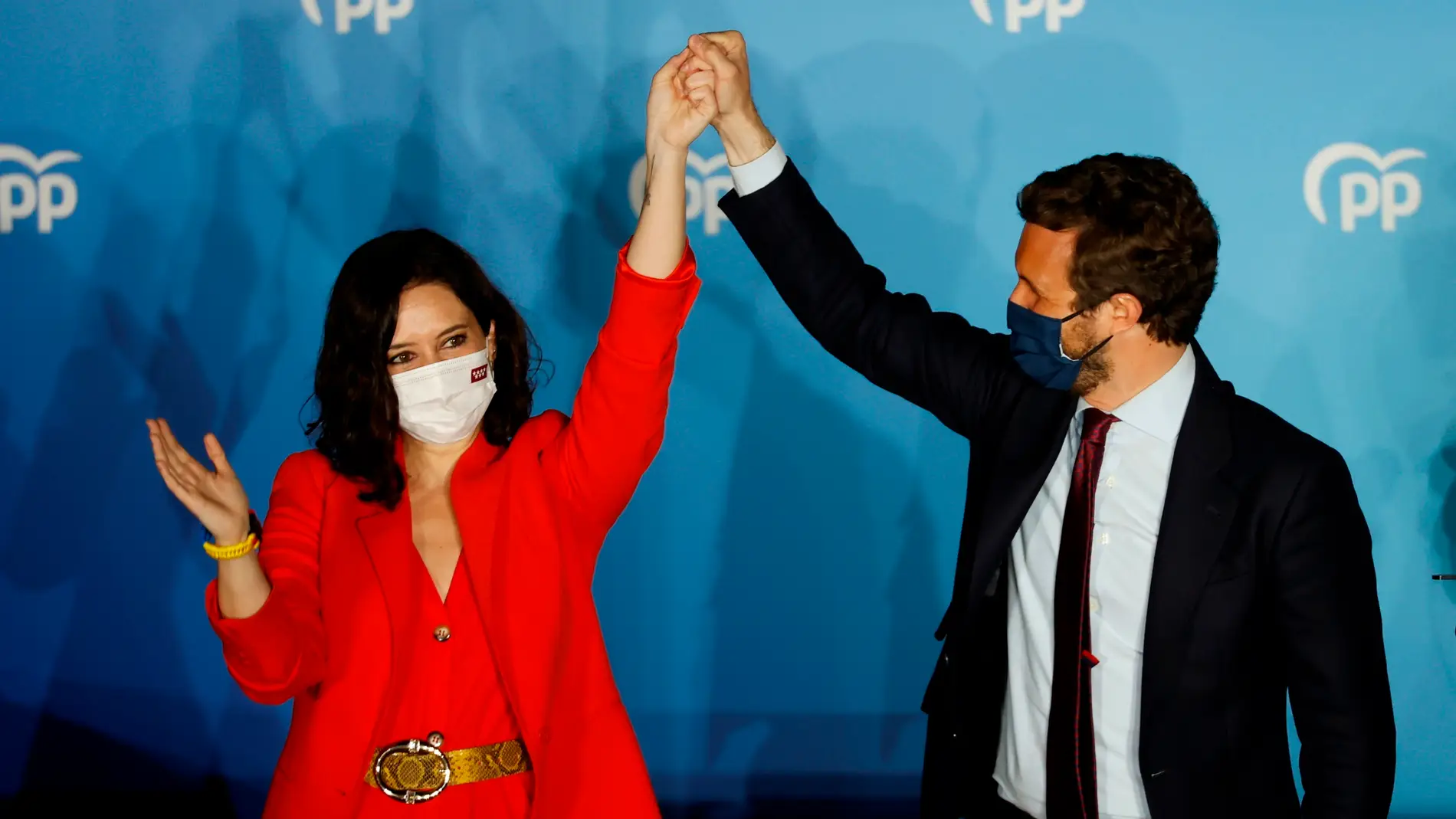 Isabel Díaz Ayuso, acompañada por Pablo Casado tras las elecciones del 4M.