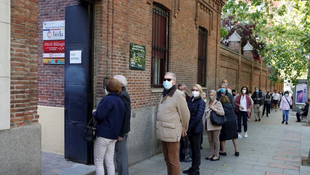 Largas colas en las entradas a los colegios electorales de la Comunidad de Madrid