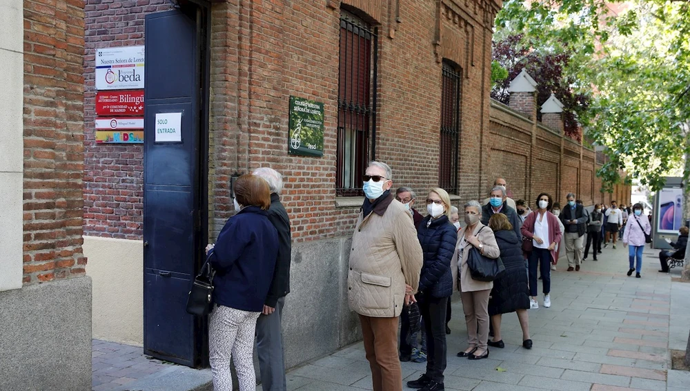 Largas colas en las entradas a los colegios electorales de la Comunidad de Madrid