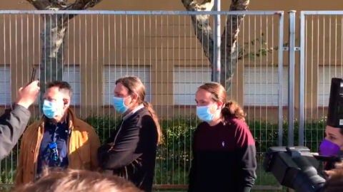 Pablo Iglesias guarda cola en el colegio electoral La Navata de Galapagar