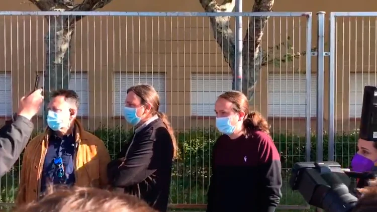 Pablo Iglesias guarda cola en el colegio electoral La Navata de Galapagar