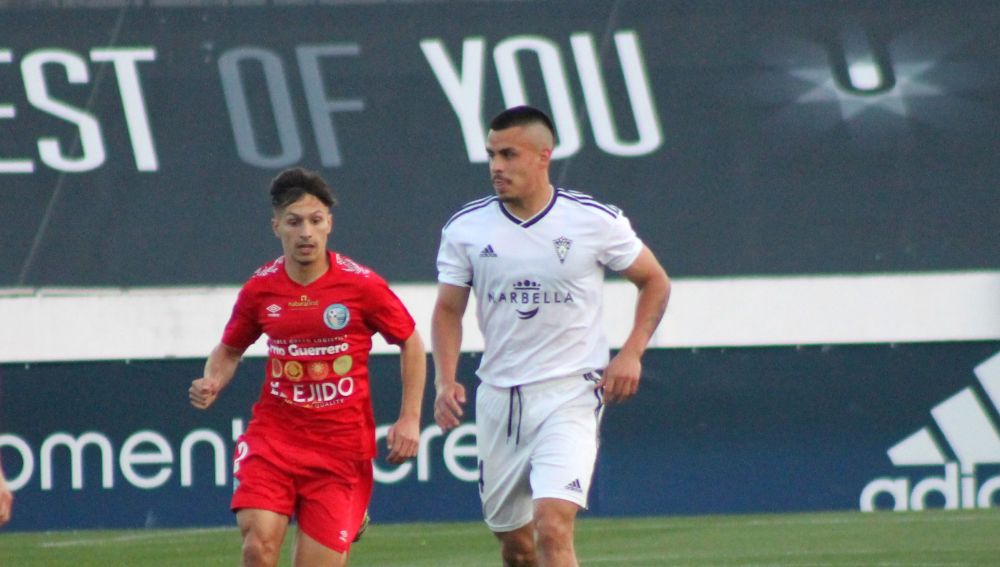 Quezada conduce un balón en el partido de ida contra El Ejido Quezada conduce un balón en el partido de ida contra El Ejido